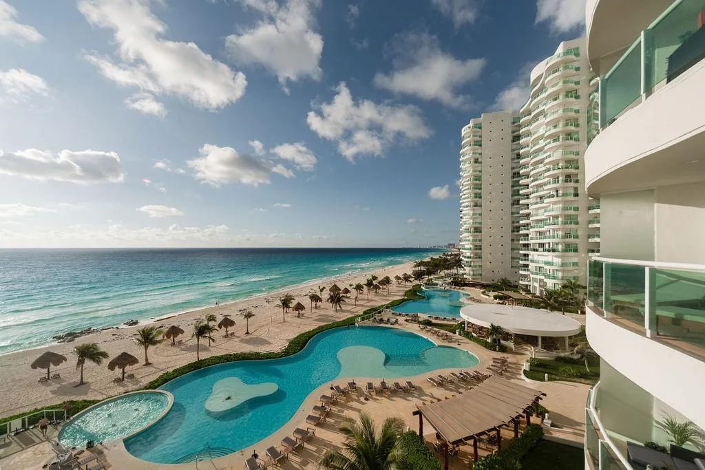 Three-Bedroom Beachfront Apartment with Jacuzzi Terrace in Cancun's Hotel Zone